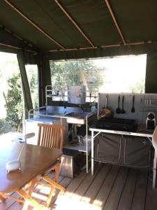 LODGES SAFARI LES LAURIERS SUR îLE DU LEVANT
