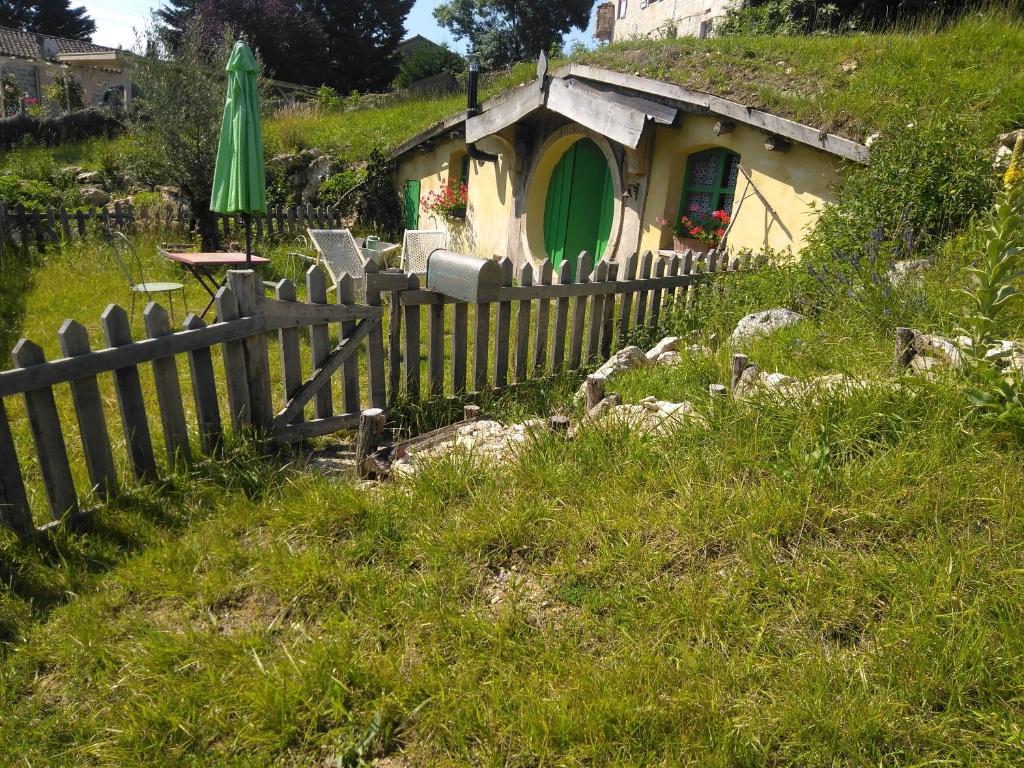 Maison de hobbit montcuq Rouillac, 46800 Montlauzun