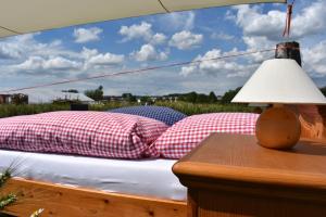 Open air, Bett im Kornfeld