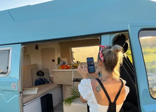 Rent a BlueClassics 's campervan vw T3 in Algarve au Portugal,
