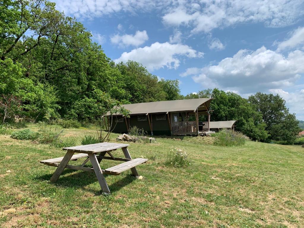 Tente de luxe Safari tent lodges with a beautiful view at Lot Sous Toile Augie 46310 Montamel