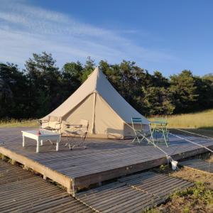 Tente en pleine nature sur la colline