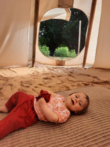 Tipi avec animaux pour famille nature