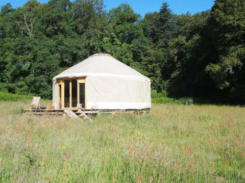 Yourte douillette, sauna, petite rivière, promenades bucoliques et sauvages