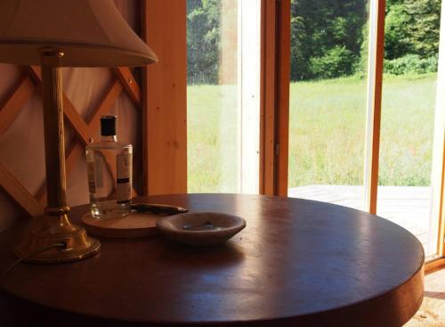 Yourte douillette, sauna, petite rivière, promenades bucoliques et sauvages