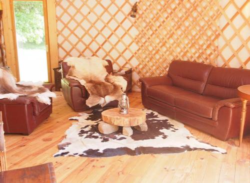 Yourte douillette, sauna, petite rivière, promenades bucoliques et sauvages