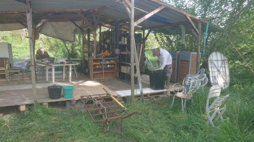 Tente en permaculture pirate Creysse france