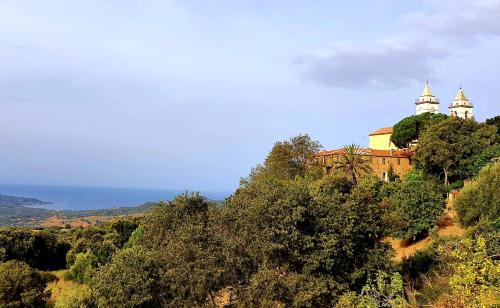 Maison d'hôtes Terre de Maquis, maison d'hôtes vue mer Corse Place de l'Eglise Sari-dʼOrcino