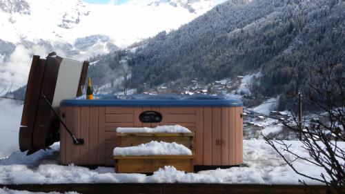 Appartement The Apartment Ski Chalet Mont Blanc with Hot Tub, views of Mont Blanc and just 5 minutes from the ski lift 1271 Route de Tagué Saint-Gervais-les-Bains