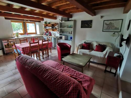 Maison de vacances THE BARN, MAISON, PISCINE PRIVATIVE, CALME, WIFI Las Couailles Carayac