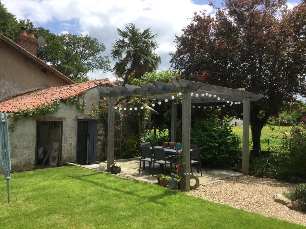 Maison de vacances The little house Mezieres-Sur-Issoire 18 Les Clides, 87330 Mézières-sur-Issoire