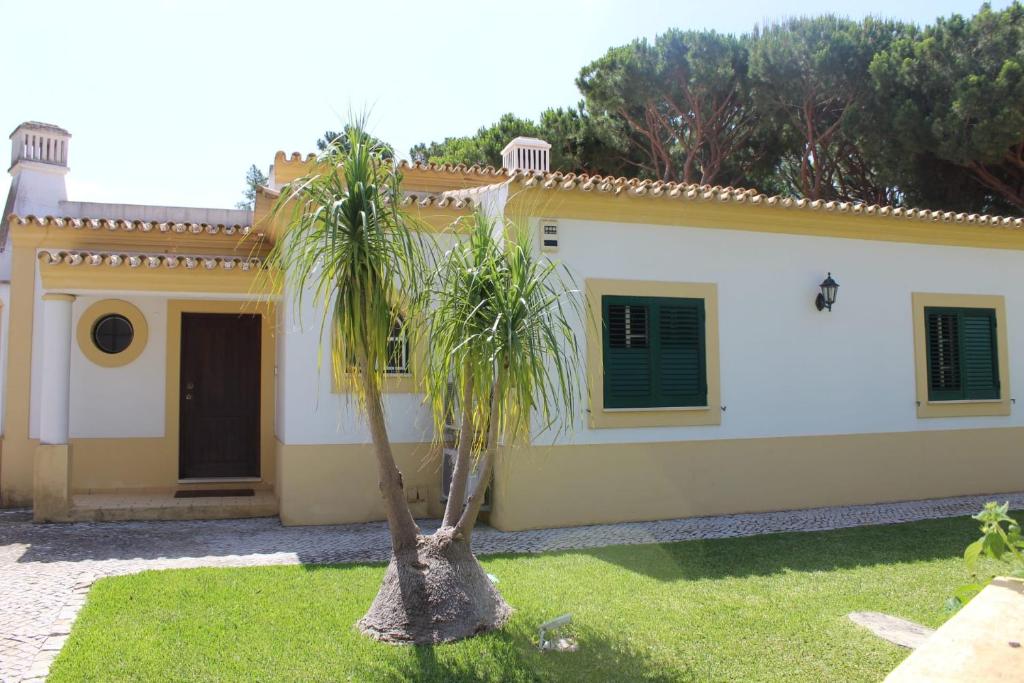 Villa The Pinewood Villa Rua de Volta da Popa 26, 8125-507 Vilamoura