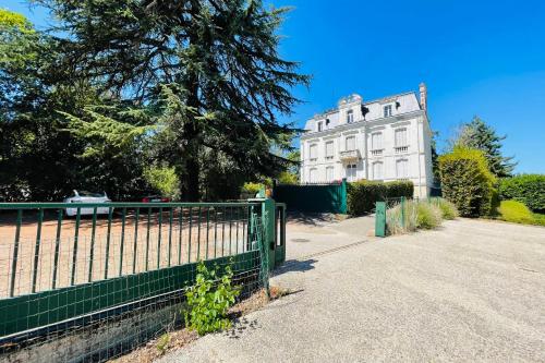 The trench - charming T3 in a castle in the city center Tours france