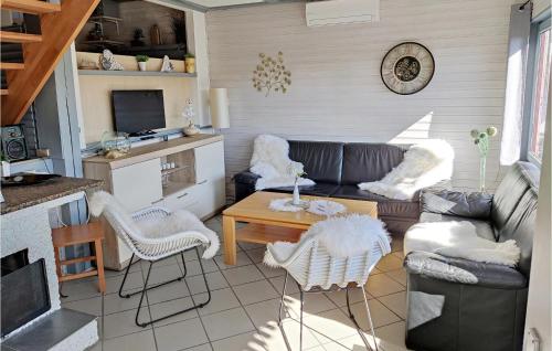 Maison de vacances Three-Bedroom Holiday home Kirchheim with a Fireplace 01  Reimboldshausen