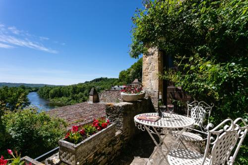 Tibalou in Beynac, offers a breathtaking view over river Dordogne Beynac-et-Cazenac france