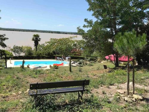Tiny House mit Pool im Château-Park La Reuille france