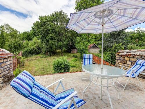 Maison de vacances Traditional Holiday Home in Brinon sur Beuvron with Terrace  Brinon-sur-Beuvron