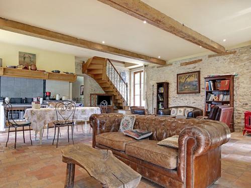 Maison de vacances Traditional Holiday Home in Raizeux with Terrace  Raizeux