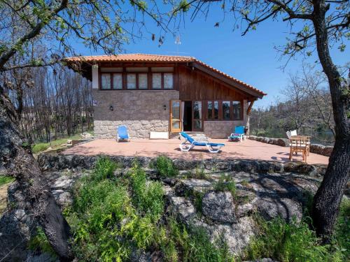Maison de vacances Traditional Mansion in Treixedo with Swimming Pool  Treixedo