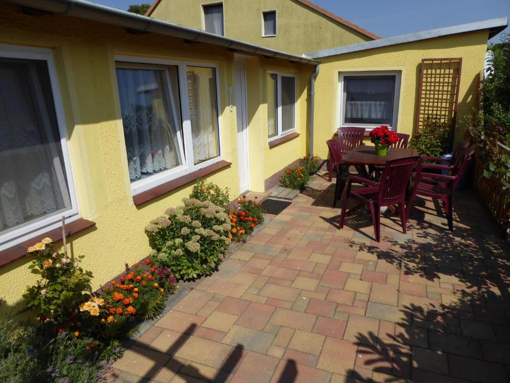 Maison de vacances Tranquil Bungalow in Zweedorf with Sunbathing Area , 18230 Zweedorf