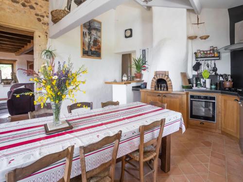 Maison de vacances Tranquil Holiday Home in Mazeyrolles with Garden  Mazeyrolles