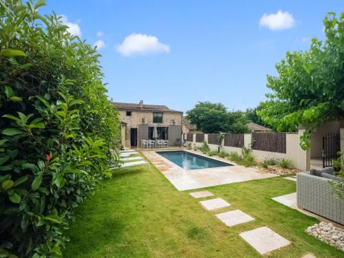 Maison de vacances Tranquil Holiday Home near Uzes with Private Pool  Flaux