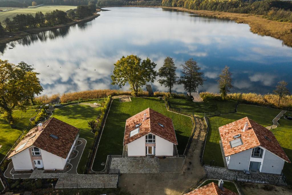 Maison de vacances Traumhaftes Ferienhaus mit eigenem Seezugang sowie Sauna und Kamin Am Altdorfer See 2, 18292 Krakow am See