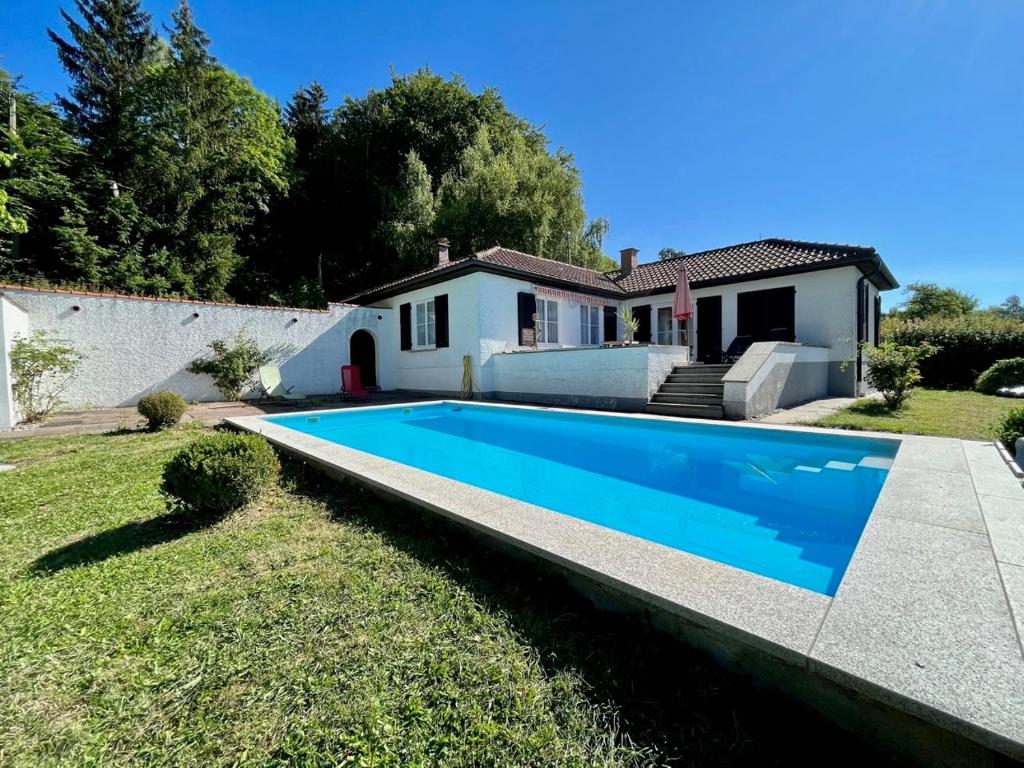 Maison de vacances Traumhaftes Poolhaus am idyllischen Ortsrand Am Jungholz, 89143 Blaubeuren