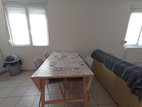 Appartement très beau studio au rez de chaussée. rez de chaussée 132 Rue Louis Petit Denain