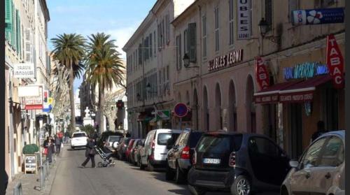 Très bel appart meublé classé 3 étoiles entièrement rénové et climatisé 50 m centre et 150 m plage LʼÎle-Rousse france