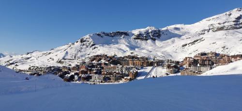Triplex chaleureux 6, 8 ou 10 personnes, central et skis aux pieds Val Thorens france