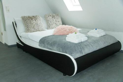 TRUTH Studio - Queensize Bett - Netflix - Küche Dortmund allemagne