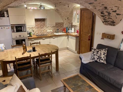 Appartement Two Bedroom Apartment La Voute, Chandon near Meribel - Sleeps 4 Adults or 2 Adults and 3 Children Apartment 1, Chalet Piton, Chandon Les Allues