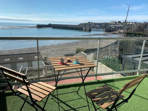 UN BALCON SUR LA MER, ACCES DIRECT A LA PLAGE Granville france