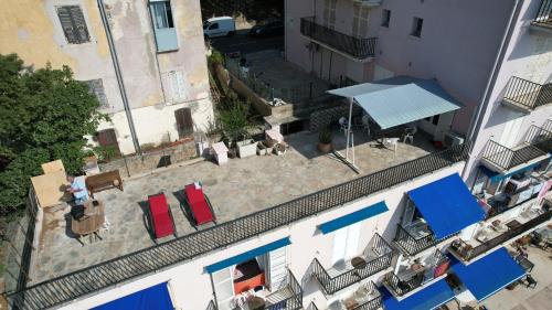 Une grande terrasse sur la mer Brando france