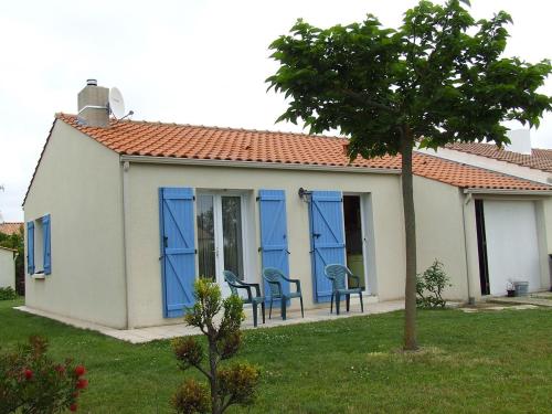 Une sympathique maison de vacances aux volets bleus Le Fenouiller france