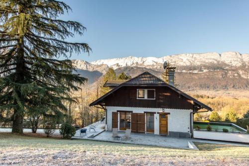 Chalet Unique Chalet avec vue a 360 degres by LocationlacAnnecy, LLA Selections 218 Chemin des Vignobles Doussard