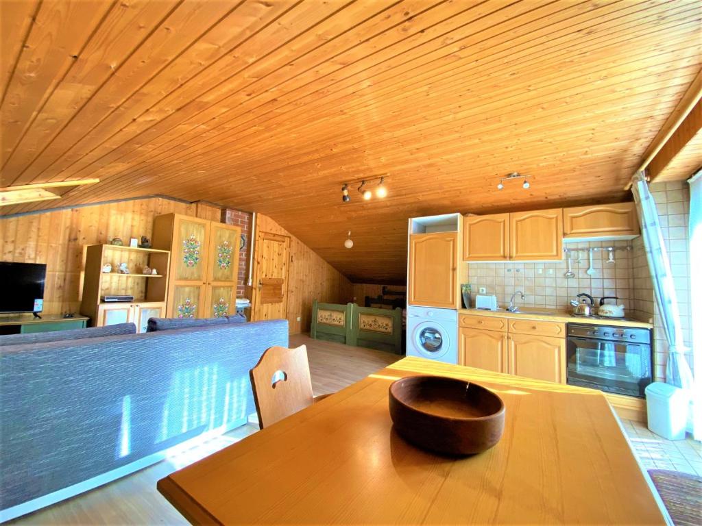 Appartement URIGES COZY Apartment MITTEN im BAYERISCHEN WALD + NETFLIX 20 Hochwaldstraße A4, 94572 Schöfweg