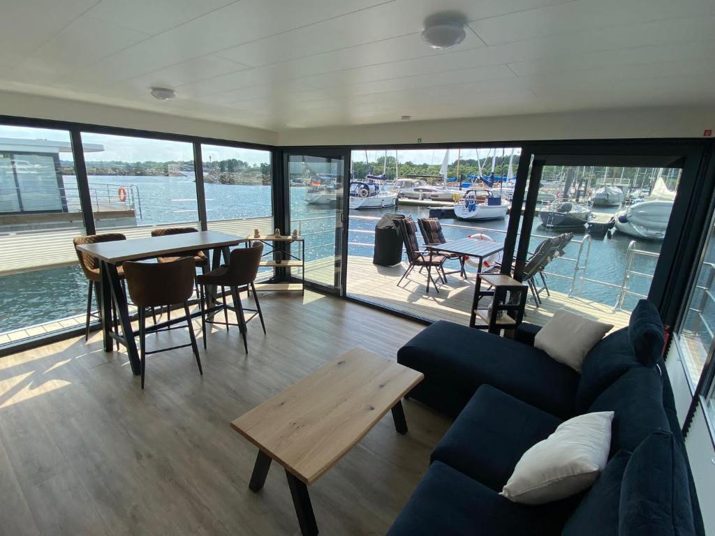 Bateau-hôtel Urlaub auf dem Wasser mit einmaligen Ausblick - WELL Hausboote Boltenhagen 10 3 Zum Hafen, 23946 Boltenhagen