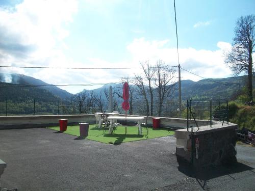 Vacances au pied des Monts du Cantal Laveissière france