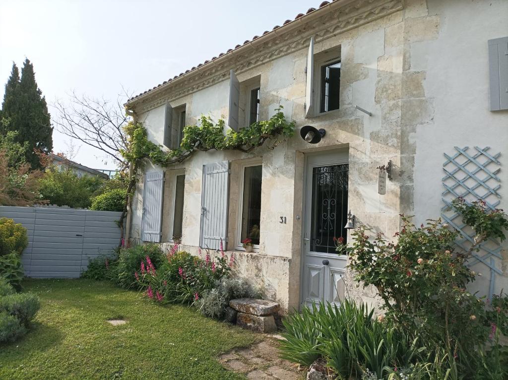 B&B / Chambre d'hôtes Varzay autour du puits 31 rue Pierre Charles Lefranc, 17460 Varzay