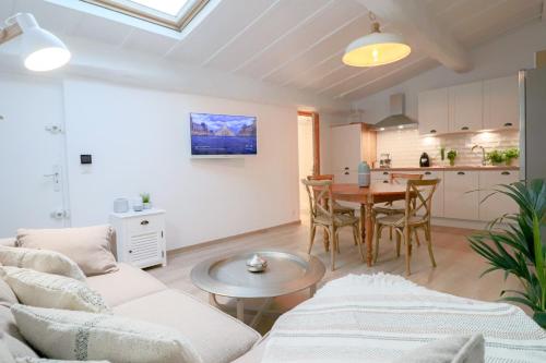 Appartement VAUBAN Rare renovated Luxury Loft in Old Antibes 300 m from beach 15 Rue Vauban Antibes