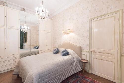 Appartement Veeve - Antique Charm by Arc de Triomphe avenue Victor Hugo Paris