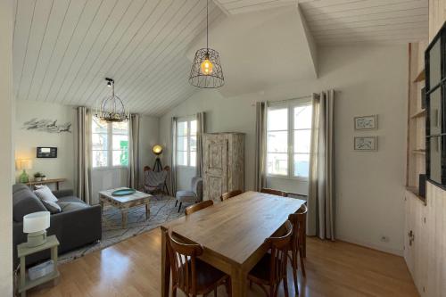Very bright nest with terrace in the village La Flotte france