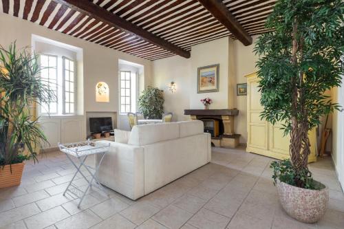 Very charming studio apartment on port in Cannes a short walk to Palais with Aircon and internet 411 Cannes france