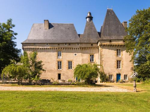 Very spacious cottage with a separate guest house on a medieval domain Chalais france