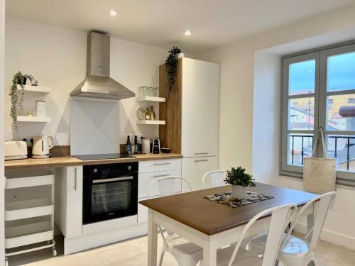 Appartement Vieille ville de Menton - vue mer - tout à pieds Chez Jo - Lot 8 au 3ème étage 9 Impasse des Capucins Menton