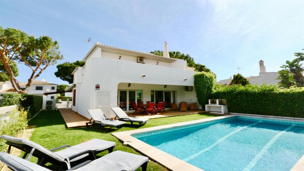 Villa Vila Renascer CleverDetails235 few minutes from the center, quiet area Rua do Canadá, 8125-406 Vilamoura