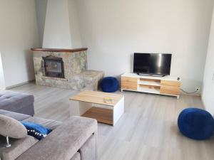 +16 pers. piscine/vue mer/montagne/1km de la mer