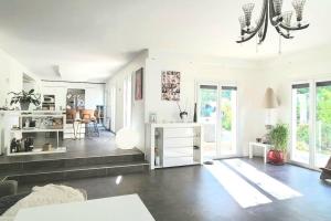 230m2 sur 3800m2 - jacuzzi 6/7 places - 10/12pers